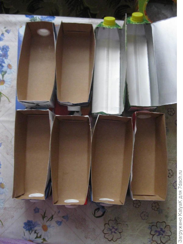 Для цветов коробки от сока и молока, очень экономит место на подоконнике