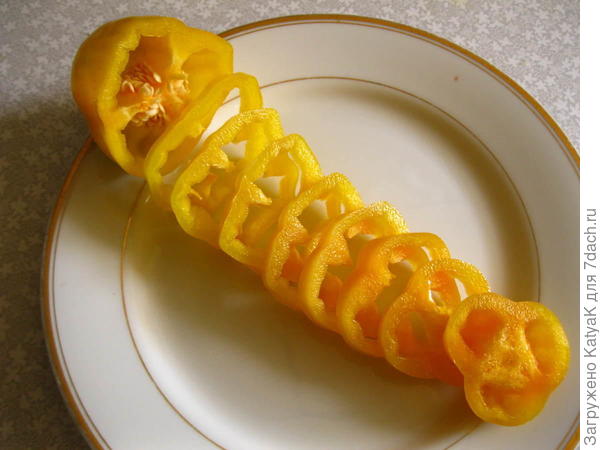 Стенки тощиной 5-6 мм, на вкус сочный с небольшой кислинкой, Все знают, что в свежем сладком перце гигантское содержание витамина С