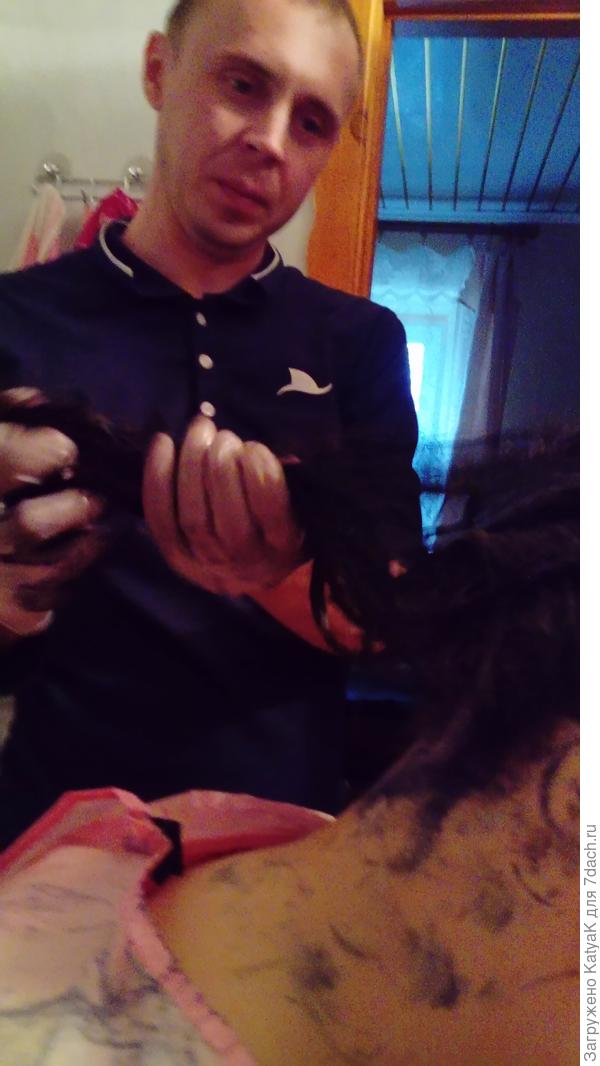 когда красит муж, он красит вместе волосами все...шею, уши, лоб...))))