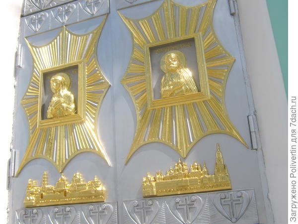 отливают золотом