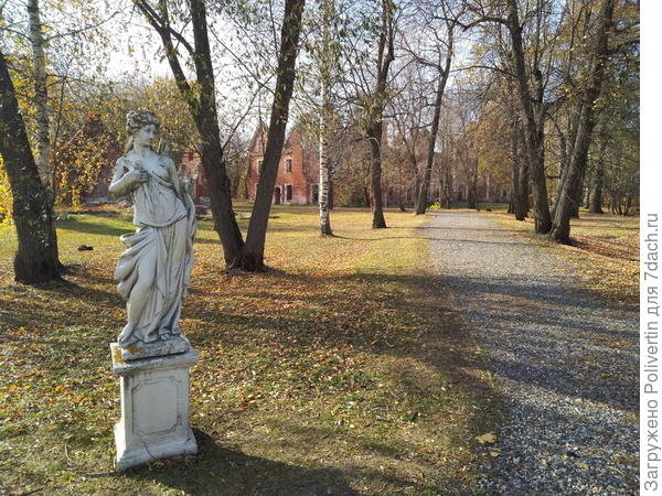 Статуя у аллеи