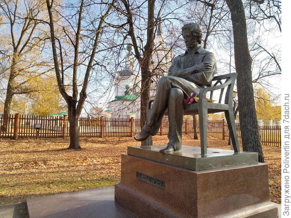 Памятник А.С.Пушкину в болдинской усадьбе