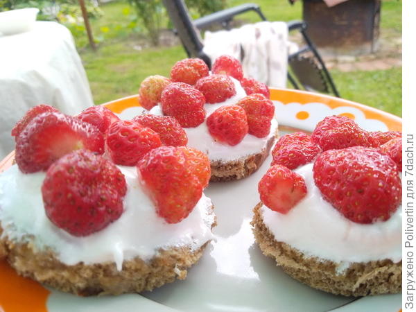 Пирожные с клубникой