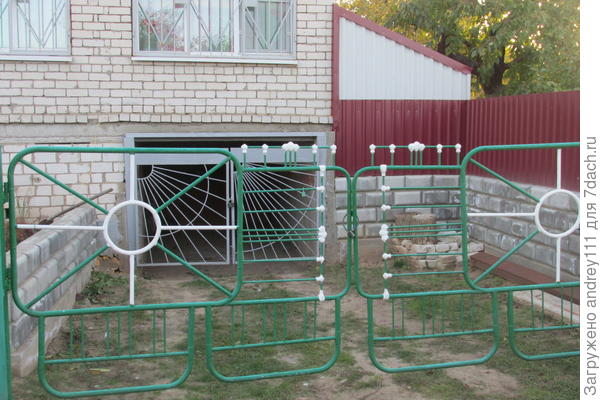 Это не от бедности. Просто дизайн такой.