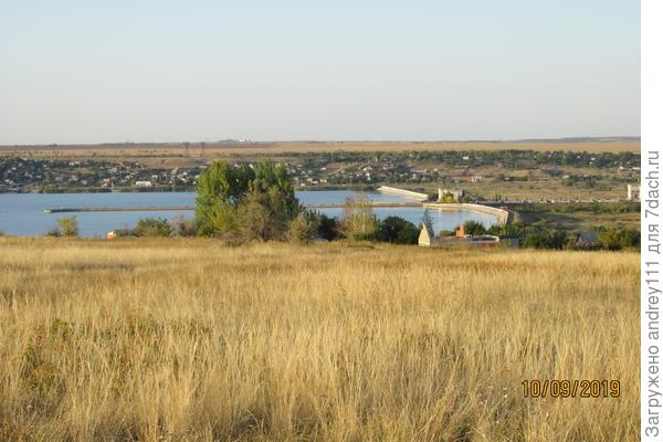 Широкая, вольная, суровая степь, узкий коридор жмущихся к каналу дачных поселков и снова степь. Жить в ней трудно и подчас опасно, зато как легко дышится, как вольно взгляду, как просторно душе!