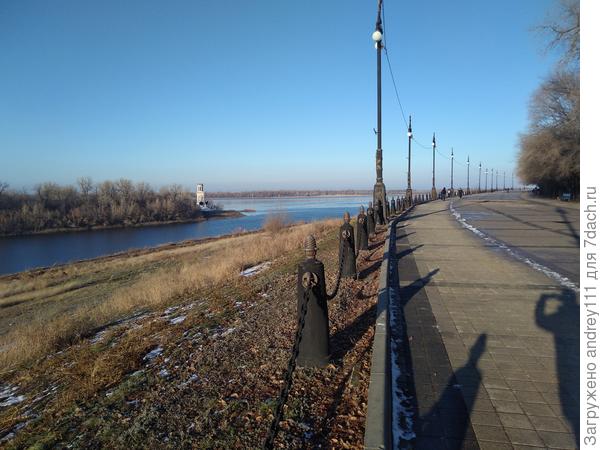 Еще вчера здесь очистили от снега узкую дорожку.