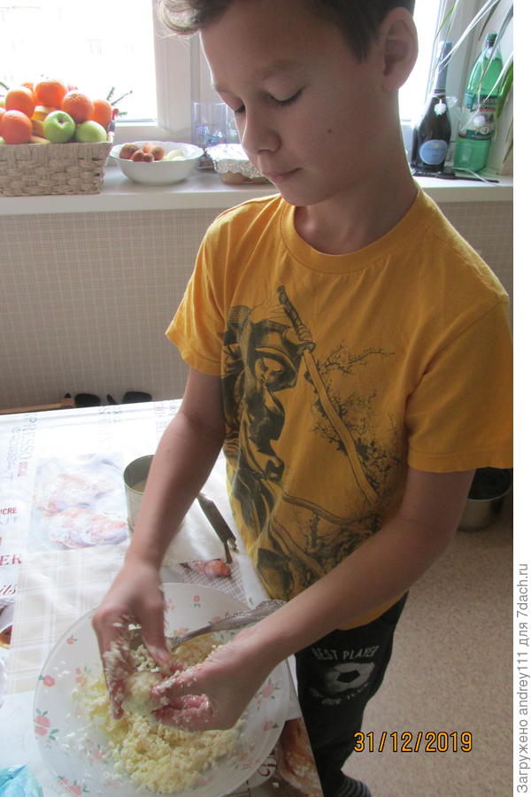 Старший внук по уши увяз в этом занятии.