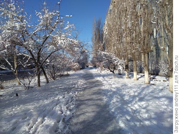 А теперь дедушка Февраль кряхтит и скрипит снежком под ногами.