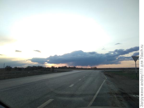 Вот и он, злобный западный крокодил, проглотивший наше солнышко!