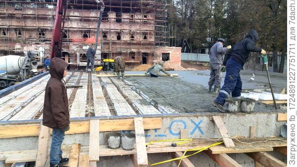 Наши герои. Заливка перекрытия (с бетононасосом). На переднем плане обиженный сын - не пустили помогать.