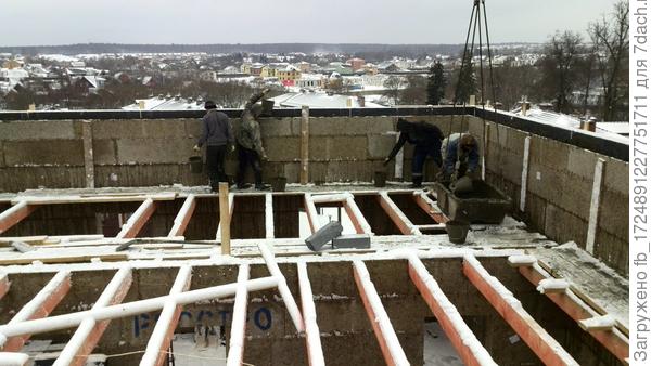 Уже снег, и надо успеть возвести стены под крышу. Бетон подается краном и разносится ведрами, стены высотой 1.5 метра. ОЧЕНЬ тяжелая работа. Низкий поклон ребятам, которые нам помогают. Без них ничего бы не было.