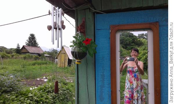 и последний штрих в декорации - дверцу от сломанного серванта приспособила в виде рамки зеркала