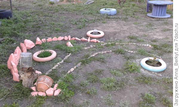 Лук там уже рос... горшок я давно присмотрела, с забора стяпала для композиции и коряжку с прошлого года всё искала куда пристроить