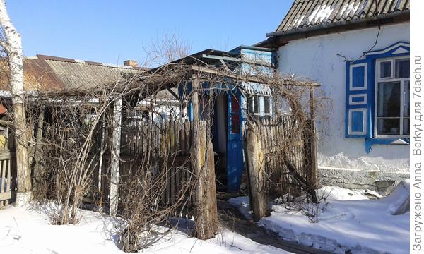так, лучше понятно, вид на угол и крыльцо, с захватом кухонного окна