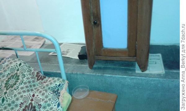 в маленькой комнате даже лежак от печки