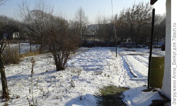 это с северной стороны дома видно часть огорода