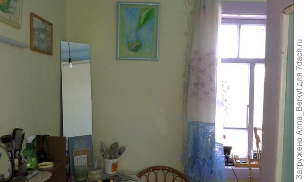 и картинки свои развесила