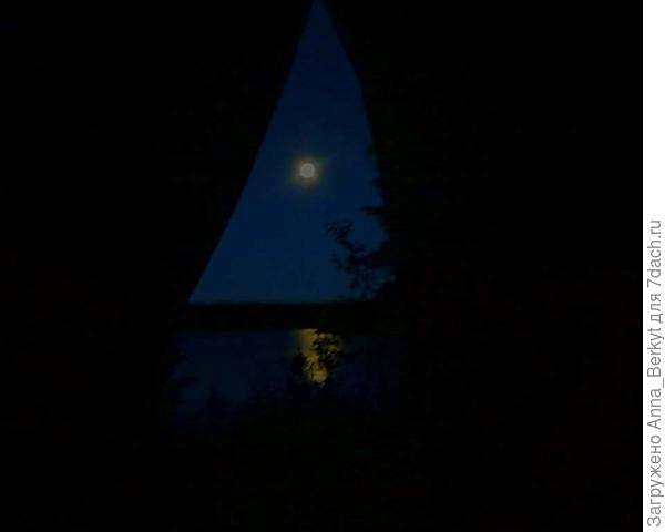 а я лежала и из палатки любовалась луной и дорожкой, а на озере в это время танцевали пара лебей и я слушала, как они пели друг другу