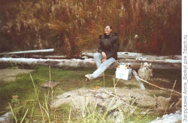 а здесь костерок совсем уже утих, почти не видно, но зато видно меня)) это тоже на берегу Колымы