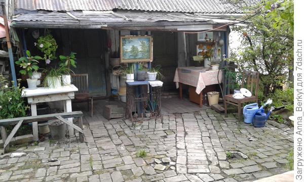 вид на сарай с летней кухней без зелёного навеса-шатра