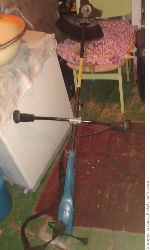 Но мне не удобно с одноручным... просто раньше я приспособилась, косила бензиновым тоже двуручным.. поэтому и электрический выбирала тоже двуручный