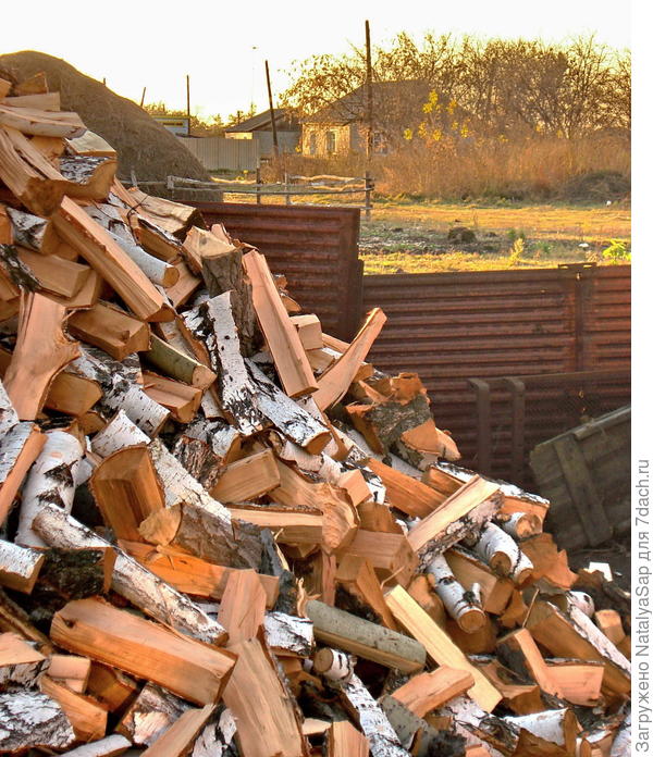 Сначала нарубили, потом - под навес, чтобы просохли и не намокли.