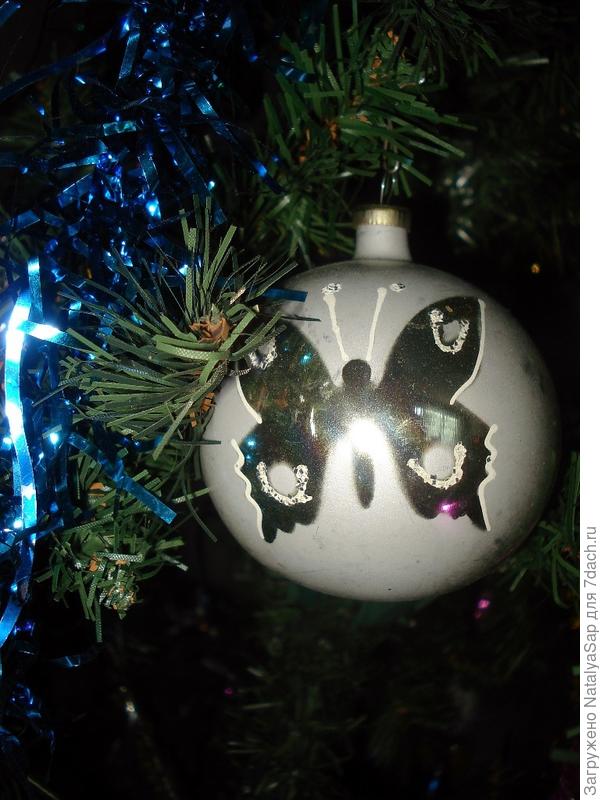 новогодняя бабочка, ей уже 15 лет, а она всё ещё <em>прилетает</em> на нашу ёлку!