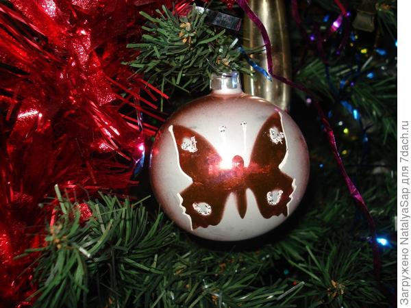 красная праздничная бабочка