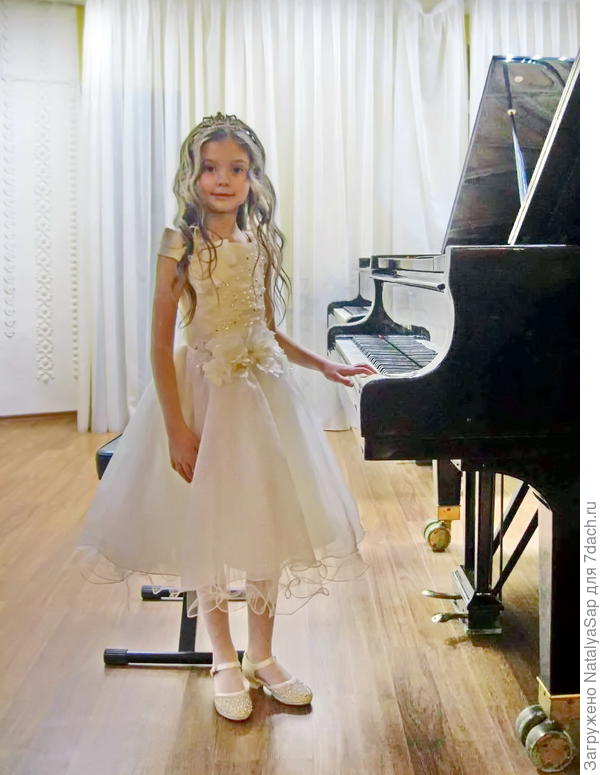 Применено кадрирование, осветление теней, удаление цветовых шумов, добавлена ясность (внутрення резкость лица)