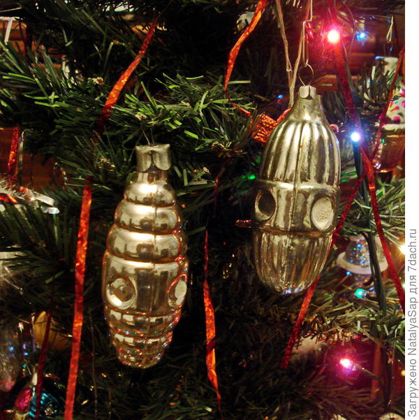 Две ёлочные блестяшки из 60-х. Наверно, это фонарики.
