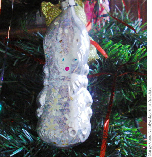 Это Снегурка из 70-х годов. Лицевая сторона стеклянной игрушки полностью прозрачная, а противоположная сторона покрыта блеском.