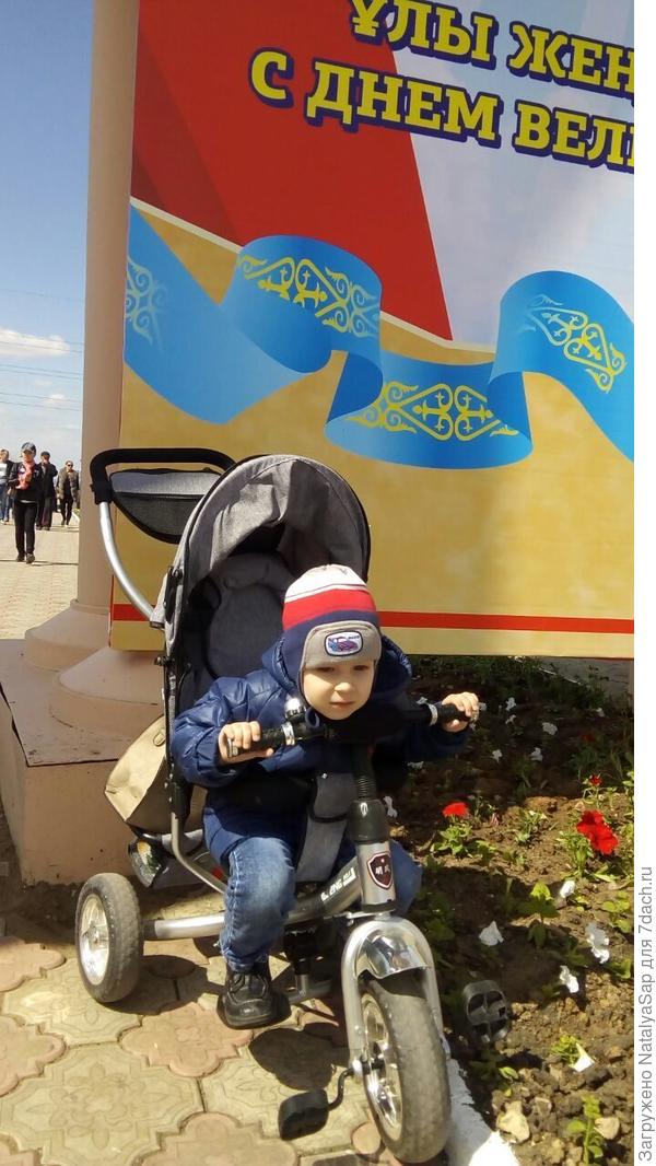 В нашем парке Победы молодое поколение, они будут чтить память тех, кто дал им счастье мирной жизни!