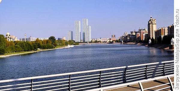 Тени длинные, тени короткие поперёк реки в отражениях