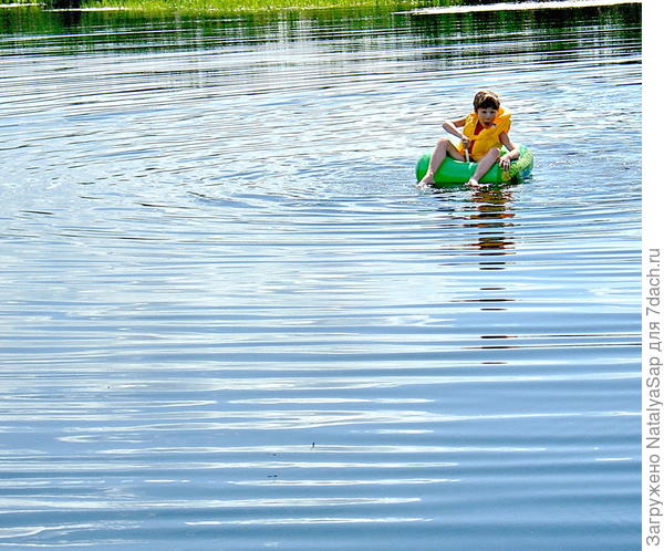 Круги на воде сделали отражение полосатым...а не нужно было вертеться!