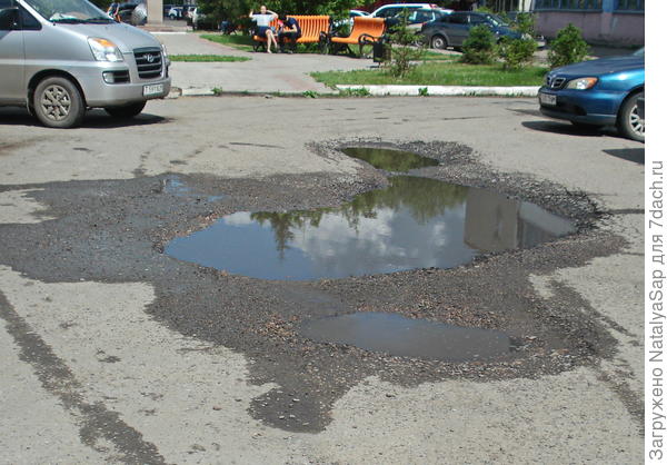 Небольшое цветное зеркальце украсило серый скучный асфальт