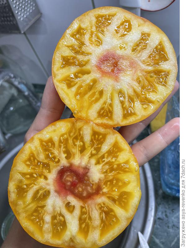 Это разрез томата розово желтый.