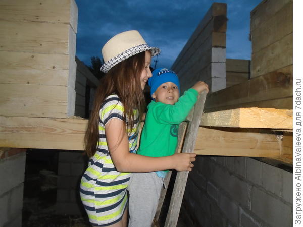 А ну-ка, что там, наверху?Надо всё самим посмотреть...