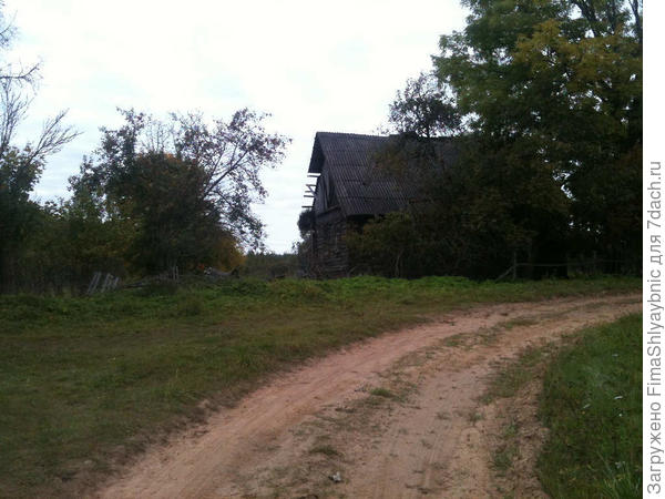 Т-образный перекресток и разваливающийся дом