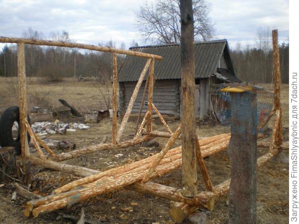 Мой долгострой (навес для дров). На заднем плане - баня с козлятами