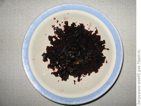 Нарезанный чернослив добавить к свекле