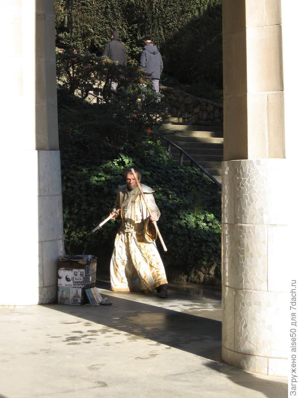 Этот усиленно всех зазывал