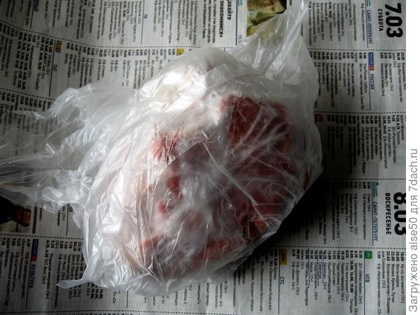 Заворачиваю продукты из морозильной камеры