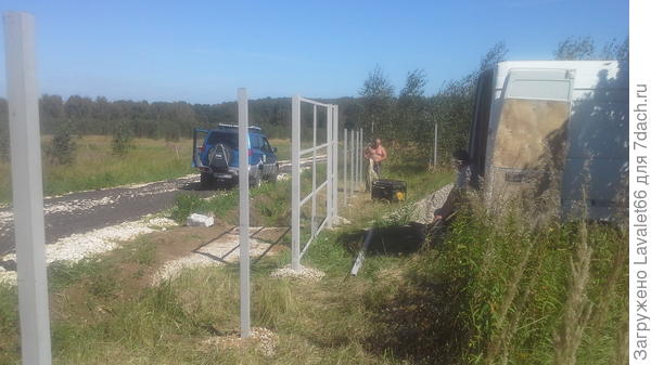 Сначала поставили столбы по периметру. Потом обвязка.