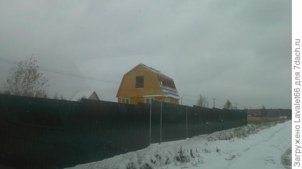 А так забор выглядел зимой.