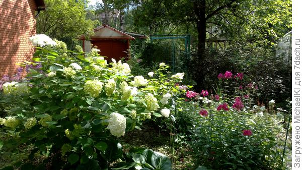 Прошло 8 лет, а беседка до сих пор жива и у неё не сгнило ни одной доски. Значит не зря мы потратили львиную долю времени на покрытие ДО СБОРКИ!!! каждой отдельной дощечки и брусочка сначала антисептиком, а затем краской. И только после это всё собрали в единое целое.