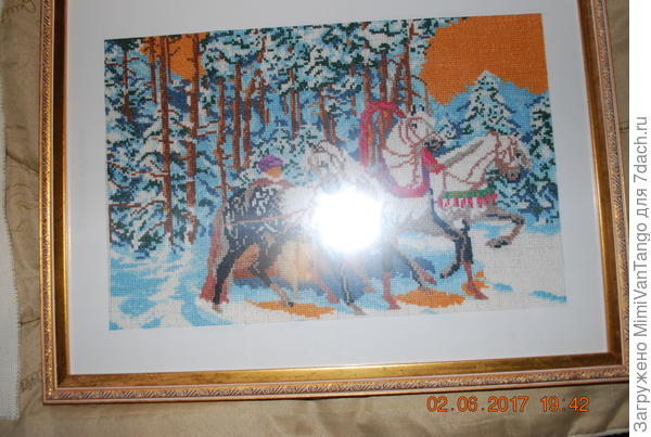 Вспышка от стекла отразилась.