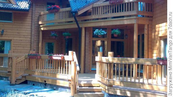 Справа под балконом два окна,между ними опорный столб и вся эта конструкция выше балкона одно целое.