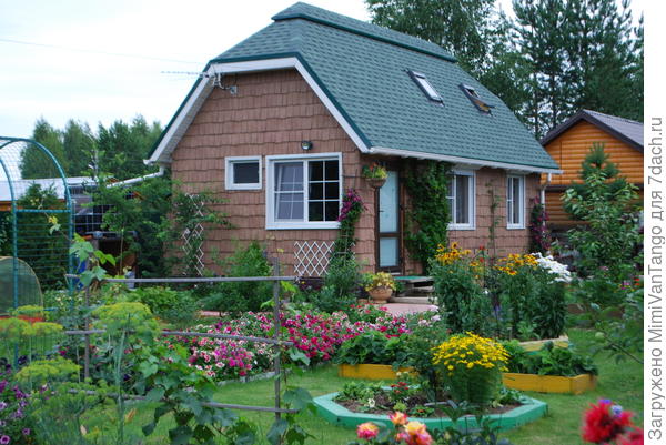 Цоколь отделан другим (более тёмным пластиком).