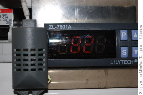 Такой контроллер,регулирует влажность и температуру.