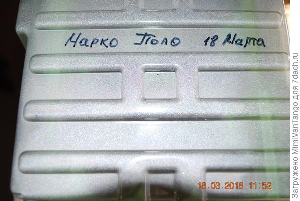 Подписываю название сорта и дату посева. Накрываю посевы прозрачным колпаком.